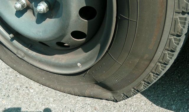タイヤから音が その正体は釘だった パンク修理が確実に早い